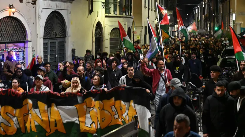 Il corteo per la Palestina - Foto Marco Ortogni/Neg © www.giornaledibrescia.it