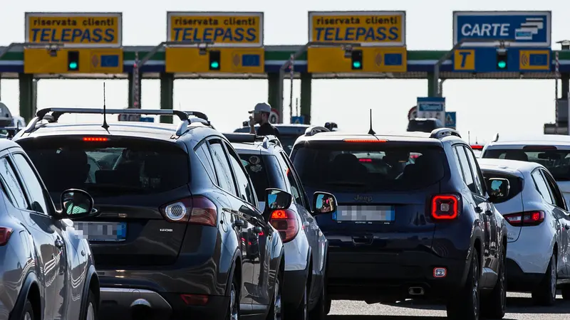 Auto in coda al casello - Foto Ansa © www.giornaledibrescia.it