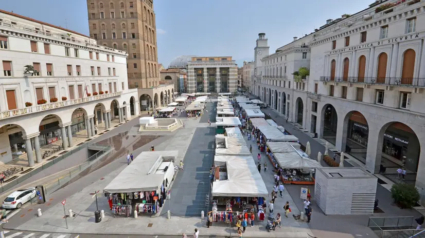 Il mercato del sabato mattina in piazza Vittoria