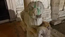 Imbrattati a Verona i leoni della basilica di San Zeno - Foto Ansa © www.giornaledibrescia.it