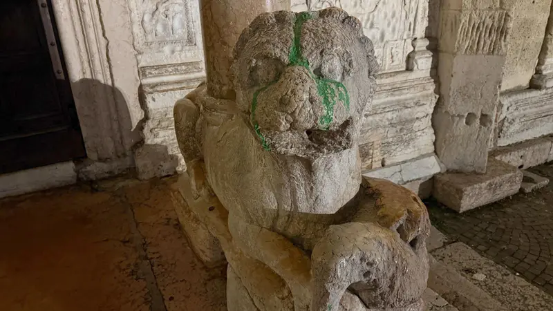 Imbrattati a Verona i leoni della basilica di San Zeno - Foto Ansa © www.giornaledibrescia.it