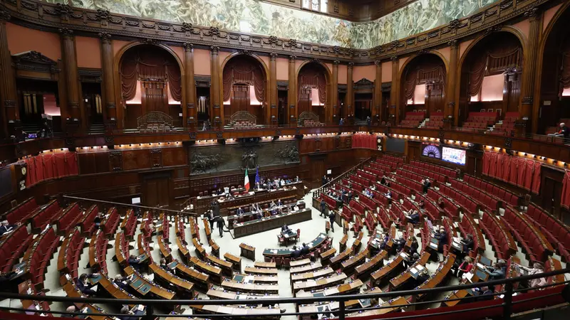 L'Aula della Camera durante il voto definitivo del 30 dicembre - Foto Ansa/Fabio Frustaci © www.giornaledibrescia.it