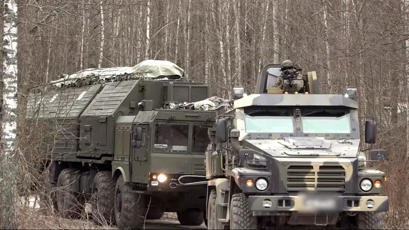 Forze armate russe trasportano un missile Oreshnik - Foto Ansa © www.giornaledibrescia.it