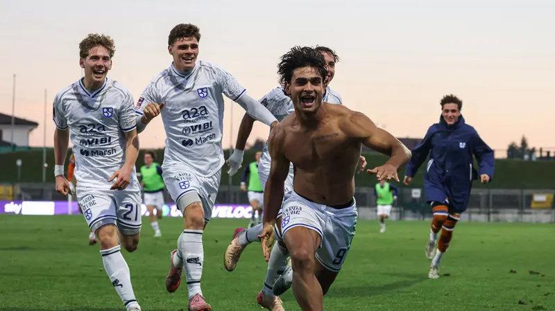 L'esultanza di Cazzadori contro la Dolomiti Bellunesi - Foto New Reporter Nicoli © www.giornaledibrescia.it