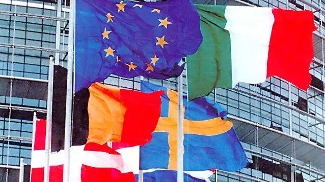 Le bandiere all'esterno del Parlamento europeo di Strasburgo - © www.giornaledibrescia.it