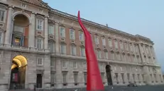Anni fa un corno rosso è stato installato davanti alla Reggia di Caserta - Foto Ansa © www.giornaledibrescia.it