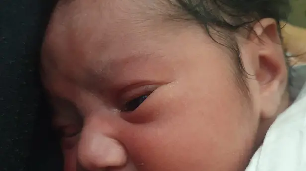 Emman Fatima e i suoi genitori