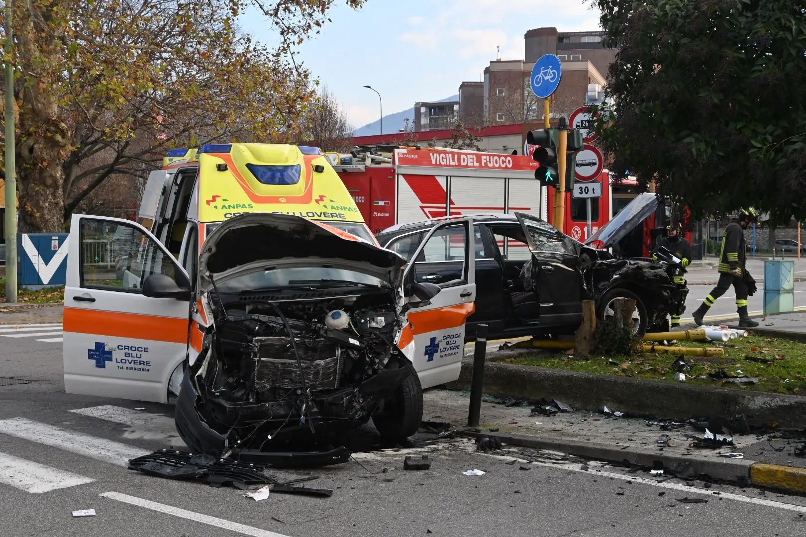 Via Oberdan, incidente tra ambulanza e automobile