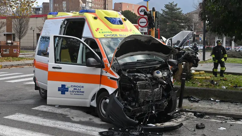 Via Oberdan, incidente tra ambulanza e automobile