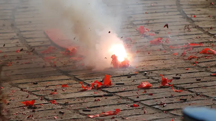 Un petardo esploso, foto d'archivio