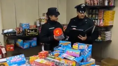 Il sequestro dei botti illegali - © www.giornaledibrescia.it