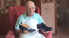 Franco Bedulli con le sue creazioni: una scarpa da donna e una da ciclista - © www.giornaledibrescia.it