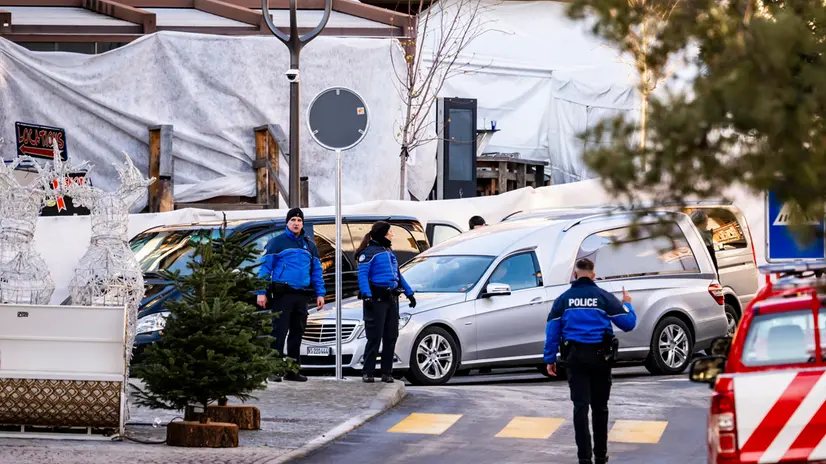 I carri funebri all'esterno del locale della tragedia - Ansa © www.giornaledibrescia.it
