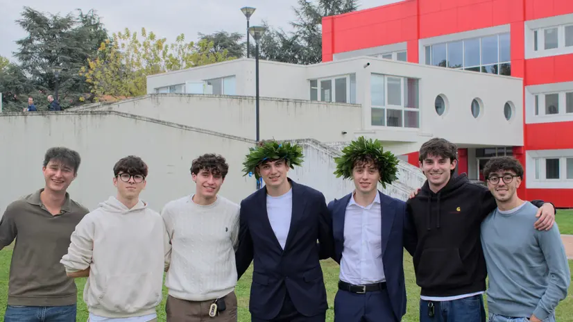 Sette compagni di liceo, studenti lavoratori, tutti laureati - © www.giornaledibrescia.it