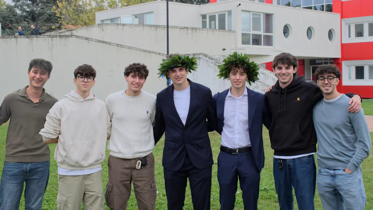 Sette compagni di liceo, studenti lavoratori, tutti laureati - © www.giornaledibrescia.it