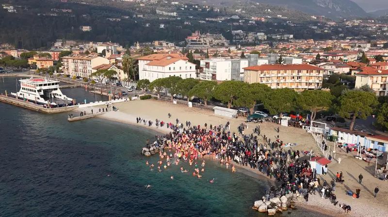 I 123 partecipanti al tuffo di Capodanno - © www.giornaledibrescia.it