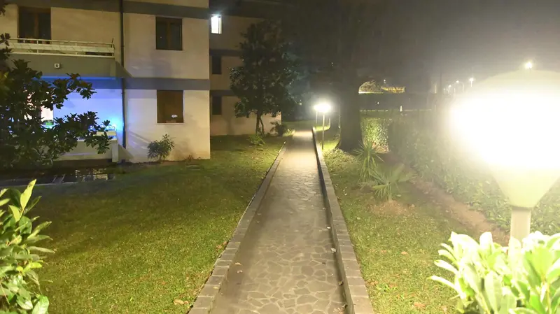 A Villa Carcina il vialetto dove la 37enne ha partorito la mattina del primo dell'anno - Gabriele Strada /Neg © www.giornaledibrescia.it