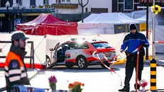 Fiori sul luogo della tragedia -  Ansa © www.giornaledibrescia.it