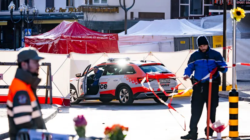 Fiori sul luogo della tragedia -  Ansa © www.giornaledibrescia.it