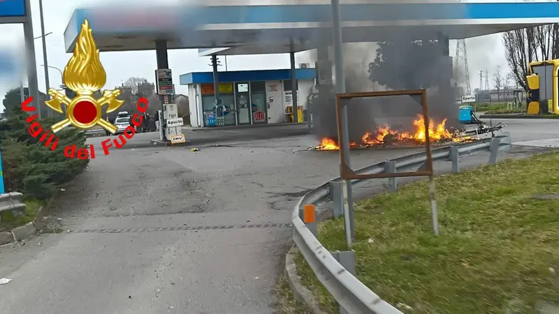 La roulotte in fiamme - Foto Vigili del Fuoco © www.giornaledibrescia.it