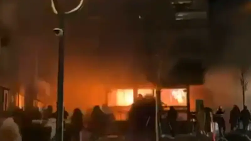 Il bar Le Costellation avvolto dalle fiamme, foto dai social