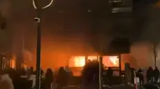 Il bar Le Costellation avvolto dalle fiamme, foto dai social