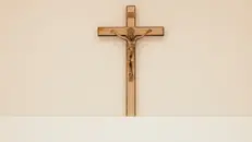 Un crocifisso appeso ad una parete - Foto d'archivio