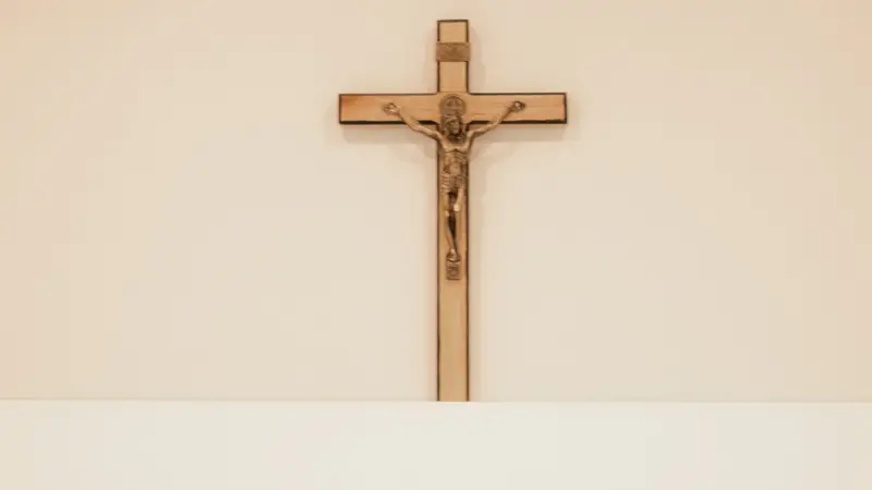 Un crocifisso appeso ad una parete - Foto d'archivio