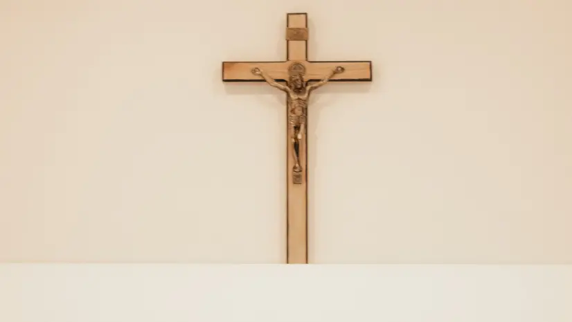 Un crocifisso appeso ad una parete - Foto d'archivio