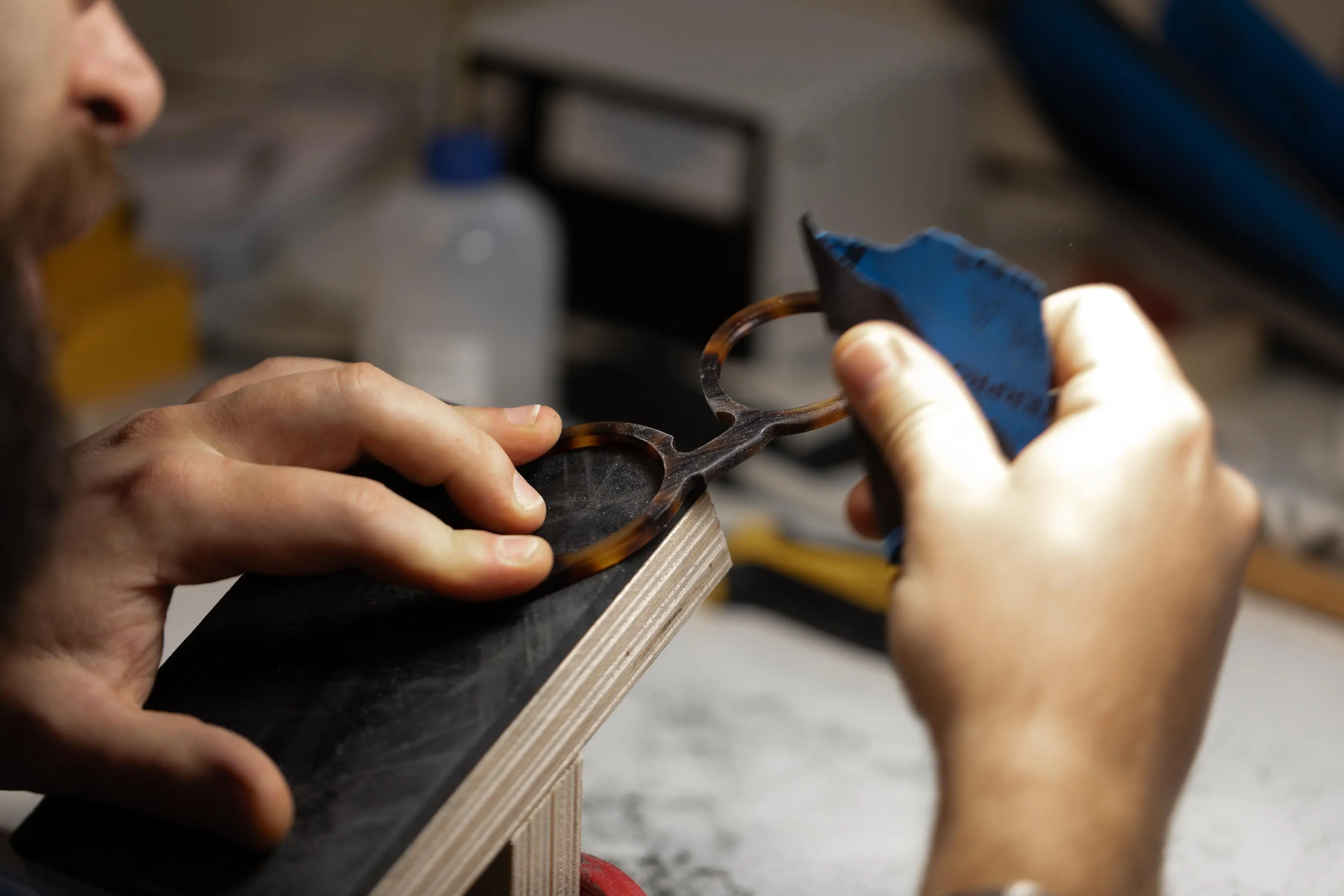 Alcune fasi di lavorazione degli occhiali fatti a mano