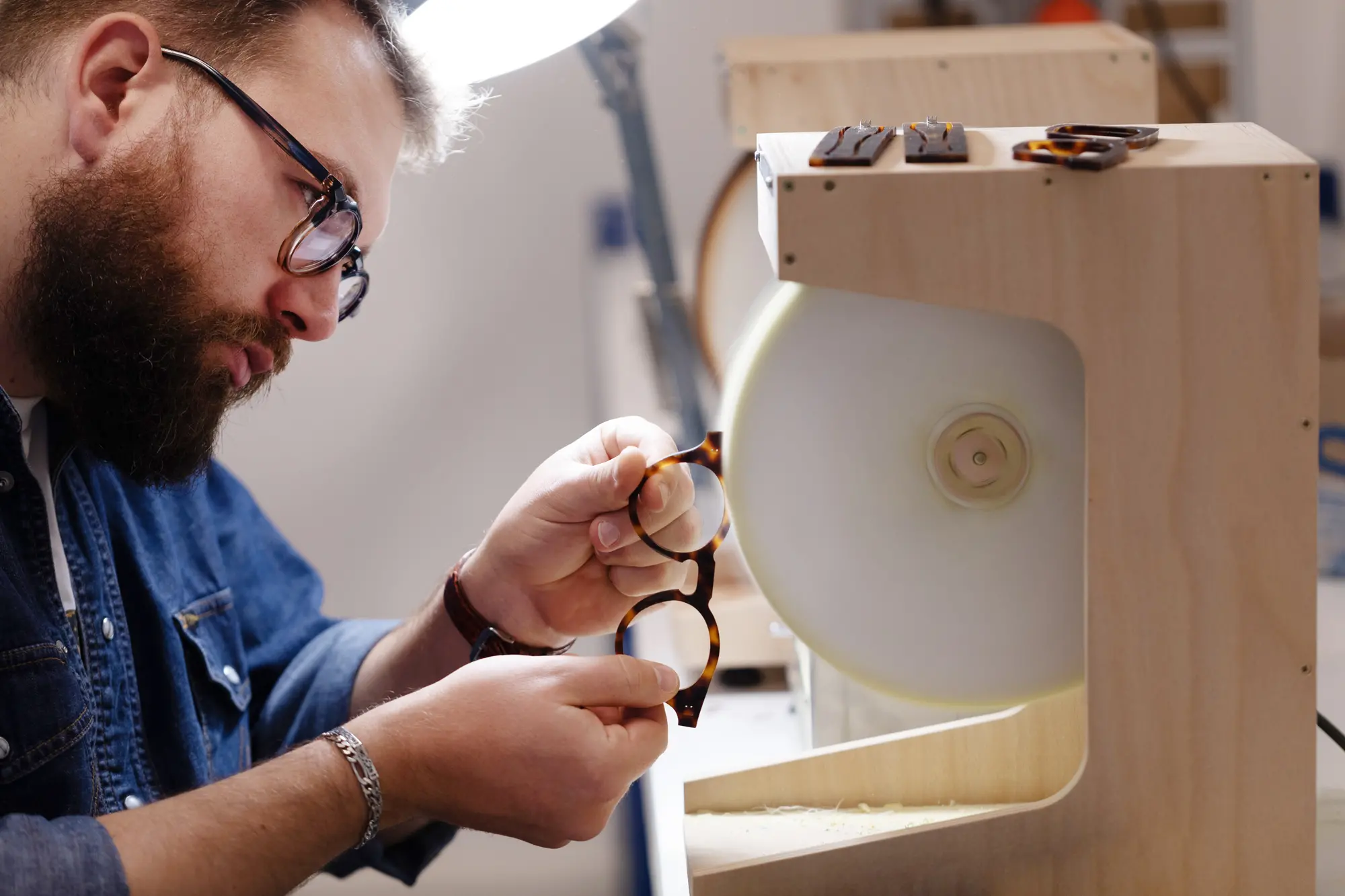Alcune fasi di lavorazione degli occhiali fatti a mano