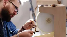 Alcune fasi di lavorazione degli occhiali fatti a mano