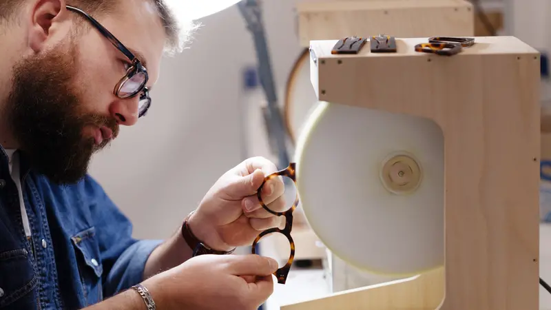 Alcune fasi di lavorazione degli occhiali fatti a mano