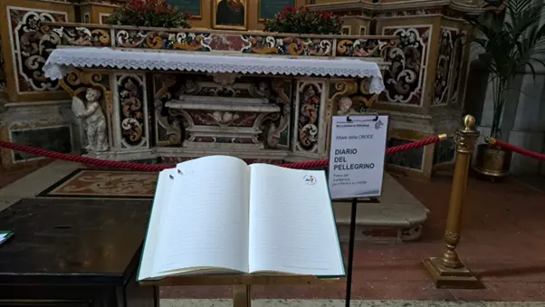 Il diario del pellegrino all’interno della cattedrale di Santa Maria Assunta - © www.giornaledibrescia.it