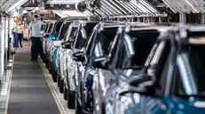 Operai dell'automotive al lavoro