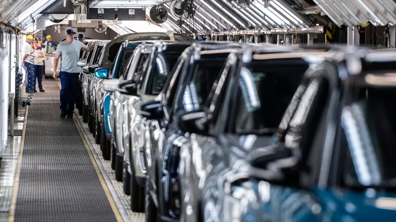 Operai dell'automotive al lavoro