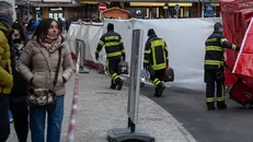 Vigili del fuoco fuori dal locale Le Constellation - Foto Ansa © www.giornaledibrescia.it