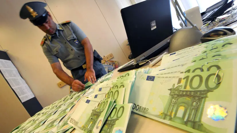 Contanti sequestrati dalla Guardia di Finanza - © www.giornaledibrescia.it