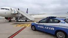 Diverse persone messe su voli in partenza