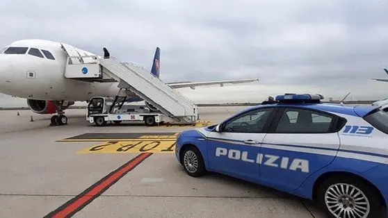 Diverse persone messe su voli in partenza