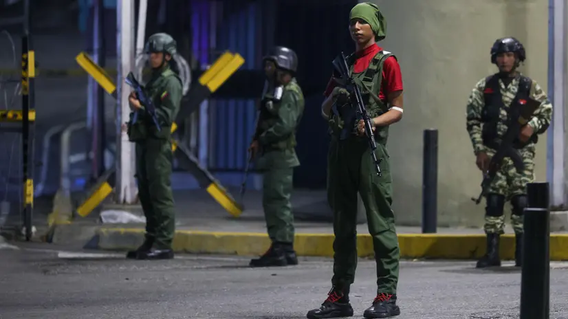 Personale militare all'esterno del Palazzo presidenziale di Miraflores a Caracas - Foto Ansa © www.giornaledibrescia.it