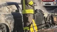 L'auto andata a fuoco a Vezza - Foto Vigili del Fuoco © www.giornaledibrescia.it