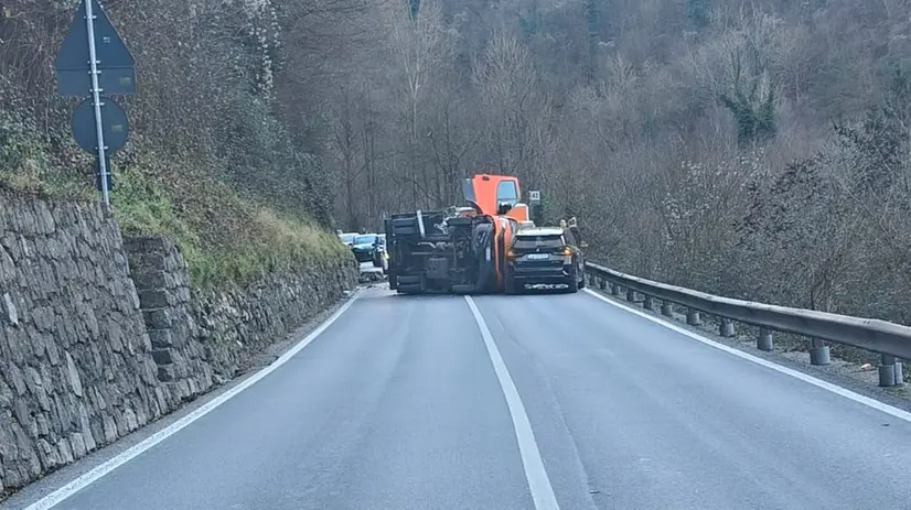 Il camion ribaltato - © www.giornaledibrescia.it