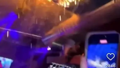 Le fiamme che avvolgono il tetto riprese da uno smartphone