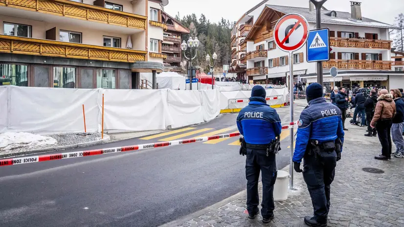 La polizia svizzera vicino al locale Le Constellation a Crans-Montana - Foto Ansa © www.giornaledibrescia.it