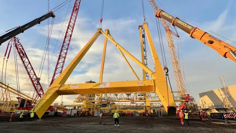 Le gigantesche gru di Tm