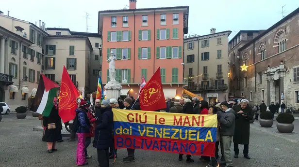 Una manifestazione pro-Venezuela davanti al Broletto a Brescia