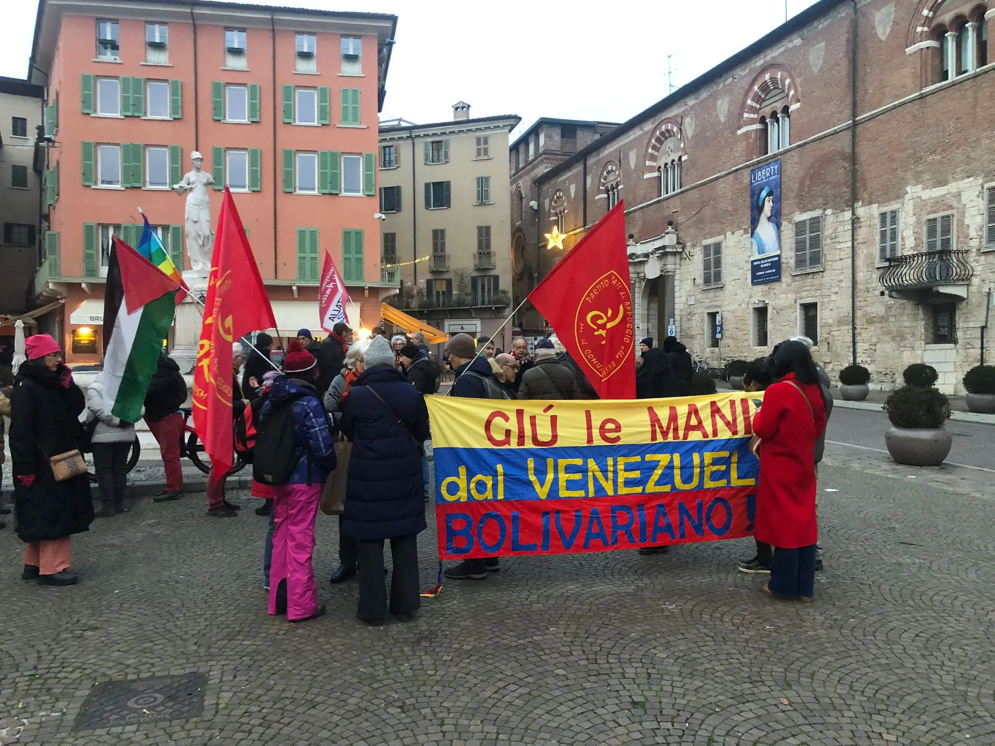 Una manifestazione pro-Venezuela davanti al Broletto a Brescia