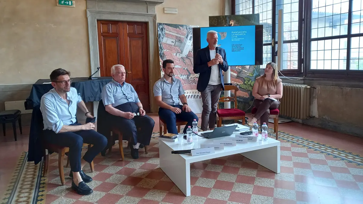 Il sindaco al microfono durante la rassegna Franciacorta magnifica città