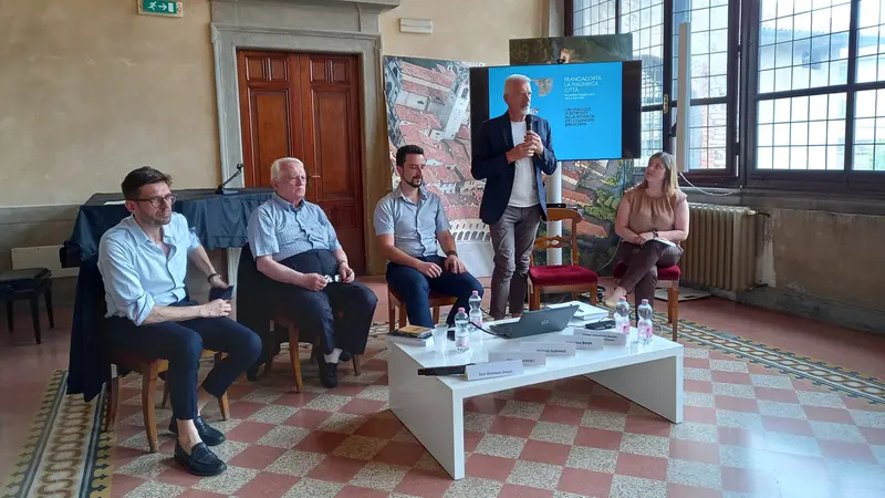 Il sindaco al microfono durante la rassegna Franciacorta magnifica città